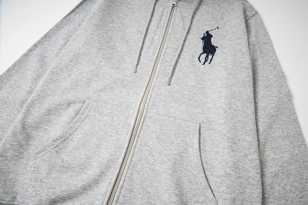P230 model number Y869 Ralph Lauren/Ralph Lauren Malaysian embroidered zipper cardigan hooded sweatshirt. This sweatshirt is available for everyone in autumn and winter. You can wear it casually no matter how you wear it! ! This hooded sweatshirt is decorated with the simple style that represents Ralph Lauren and is paired with a pony embroidery pattern, which is three-dimensional and full! The solid color fabric paired with exquisite embroidery instantly sets it off! Hooded sports design, loose and casual fit! The overall texture is very strong! Through the pictures, we can feel the thickness and texture of custom-woven and dyed threads. The workmanship is exquisite. They are shipped from major foreign trade factories. They are all made by masters with many years of experience. Everything is of high standards and requirements! Simple and versatile model ~ Made of imported pique cotton fabric, which is super delicate and soft, close to the body without being tied. All fabrics and accessories are original custom-made and of high quality! Perfectly reflects the brand’s sense of superiority! Standard cut, comfortable stretch, unrestricted movement! Highly practical, high-end and classy! Versatile style ~ can be paired with jeans or jogging pants. Ideal for transitioning from your morning commute to weekend events! Size: S-XL Navy Black Gray